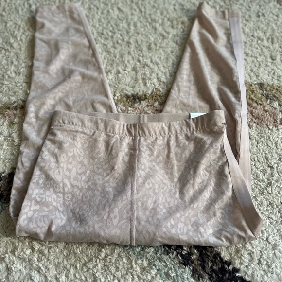 Victoria’s Secret 7/8 High Rise Performance Tight Cheetah Print NWT - Picture 13 of 16